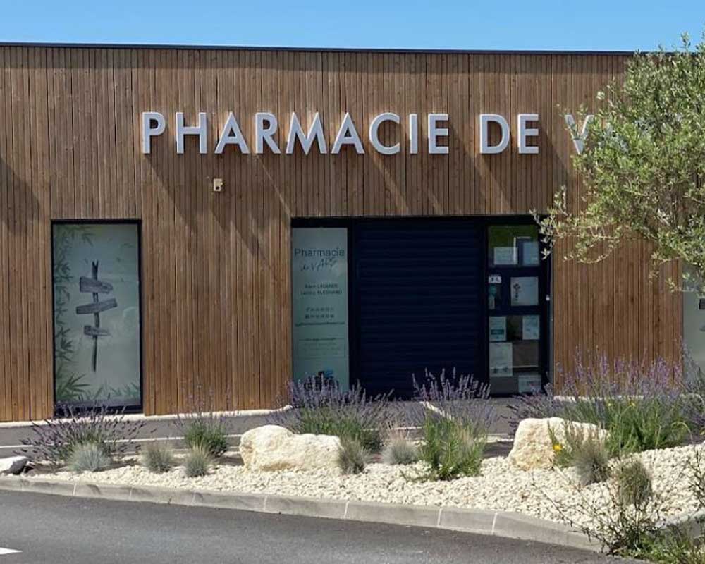 enseigne de pharmacie en bois