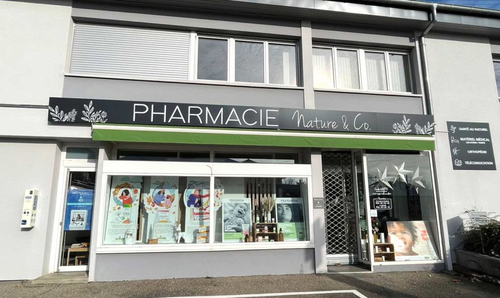 enseigne de pharmacie Nature & co